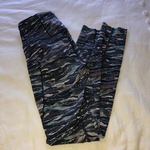 Size 2 7/8 patterned lululemon leggings